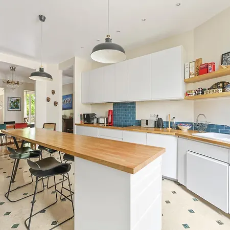 Apartment Veeve - Gardenside Glamour